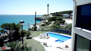 Bryan Da Ferro rammt der vollbusigen Blondine ihren knackigen Hintern draußen am Pool, nachdem sie ihm einen schlampigen Blowjob gegeben hat.