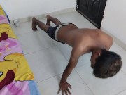 Mi hermanastro esta haciendo ejercicio en su cuarto y le digo que haga ejercicio conmigo follamos