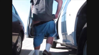 Ragazzi gay paffuti e amatoriali con cazzi enormi si masturbano all'aperto e sparano enormi eiaculazioni sui loro culi soffici