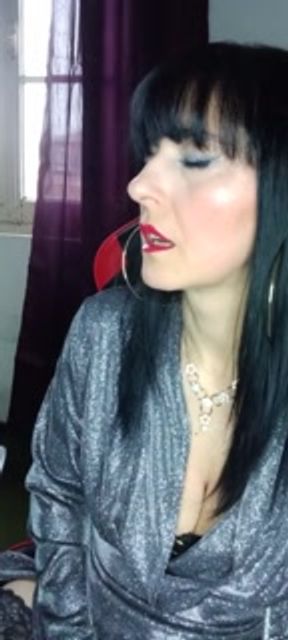 Joi taboo..Professoressa vogliosa seduce lo studente in classe ..video completo su onlyfans 💙🤍