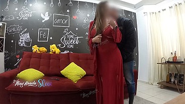 Recebi o entregador só de camisolinha e não resisti, fodi com ele no sofa de casa