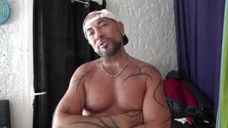 Nuori ranskalainen tatuoitu komea Jerome James ottaa syväkurkun ja anaaliseksin kuumaan parhaan ystävänsä näkökulmaan