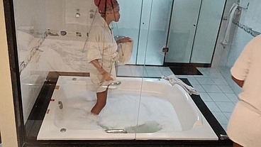 Arrastou a gostosa para hidromassagem