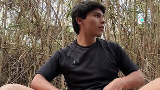 Hete offentlige opptak av gutter som stryker store kuker og tar det opp i rumpa