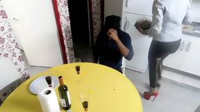 perla lopez ninfomana, wants to earn money in one of her bulls with customers but meets the next one