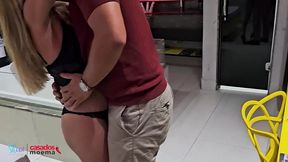 esposa chama rapaz para ir com ela e o marido no motel