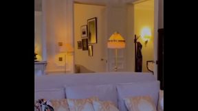 Eu me masturbo no telefone e ofere&ccedil_o a ele todo o meu esperma