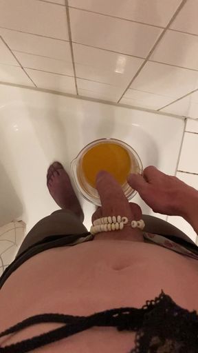 Sissy Mandy pisst in Dusche