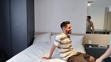 FUDENDO O VIZINHO DEPOIS QUE A ESPOSA SAIU PRA TRABALHAR.