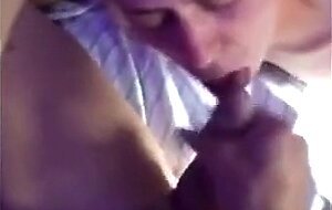 Alter Kerl bekommt einen Amateur Blowjob von einem jungen Mann