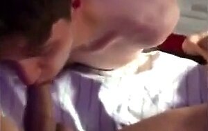 Alter Kerl bekommt einen Amateur Blowjob von einem jungen Mann