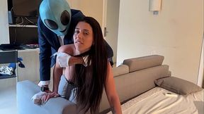 Alien tarado faz gostosa dos olhos verdes gemer na piroca e depois goza litros na cara dela