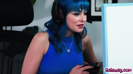 Charly eats out Jewelz pussy while playing games