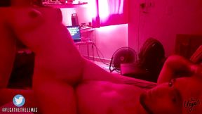 veneca deliciosa me dar ricos sentones en el cuarto rojo! me le vine adentro sin condon!