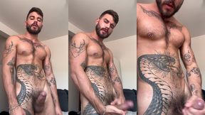 putao tatuado se exibindo e mostrando rola grossa