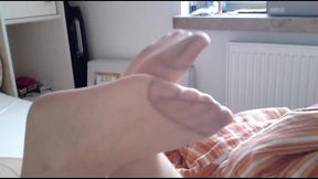 pralle stute spielt vor nylonjunge in strumpfhose [masturbation]