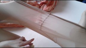 pralle stute spielt vor nylonjunge in strumpfhose [masturbation]