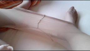 pralle stute spielt vor nylonjunge in strumpfhose [masturbation]
