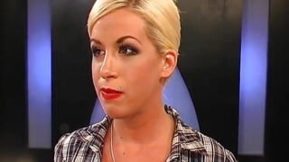 O tânără blondă în ciorapi face sex oral și masturbare manuală înainte de o dublă penetrare și o intervenție facială brutală din partea lui Manu Magnum