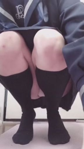 【盗撮】がパンツ丸見えでスマホいじってる所を盗撮した