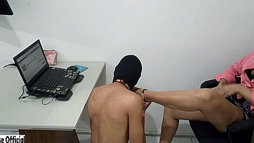 Meu escravo submisso me obedece muito bem (vídeo completo)