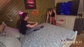 belle-mere chauffe un beau-fils pendant pac-man : il la baise et remplit sa chatte avant de manger son sperme