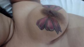 mary butterfly foi convidada pra ir motel pelo amigo do xvideos, arrombou ela todinha sem camisinha e inundou ela de porra que chega a escorrer pelas pernas, marido corninho filma tudo pra voces