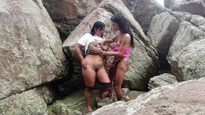 putaria trans na praia! bonequinha safada fode casal em publico e leva porra no cuzinho!
