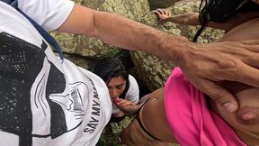 putaria trans na praia! bonequinha safada fode casal em publico e leva porra no cuzinho!