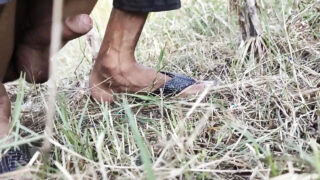 Amadores indianos sem cortes acariciam pênis enormes antes de uma intensa penetração anal com ejaculação interna.