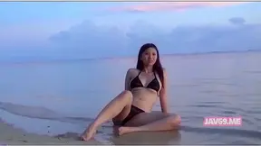 Chica Japonesa Frívola y Glamorosa Posando al Aire Libre Solo