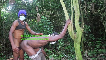 A never-before-seen hot wild fuck without a future between two tourists in the midst of a walk in the woods who get excited under the effect of the cold morning and start kissing, sucking cocks until