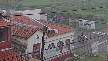 O Motoboy De aplicativo foi fazer entrega, pediu para esperar a chuva passar e acabou sendo fodido logo cedo.