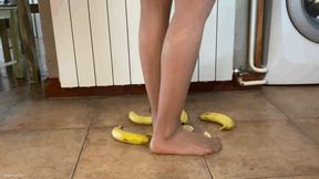 PANTYHOSE FEET CRUSH BANANA - MP4 HD