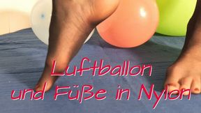 Balloons and nylon feet - Luftballons und Füße in Nylon