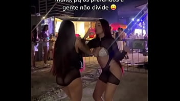 MORENA E MORENA SE BEIJANDO