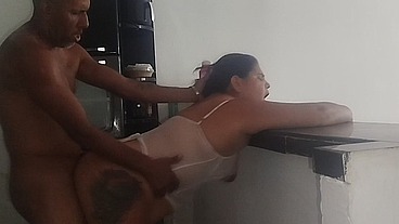 Gordita colombiana de gran culo recibiendo una buena cogida hasta gritar de tanto placer
