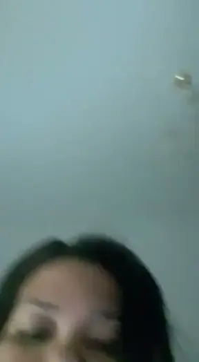 MI PRIMER SQUIRT. Me corro como una puta gimiendo bien rico y empapo con mi squirt la cámara. Me salen chorros por mi coño😈😈😈