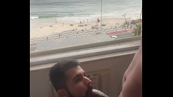 Mamando com gosto essa piroca de 27 cm com essa vista linda da praia