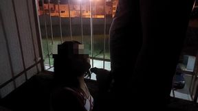 me fui con el amigo de mi esposo al balcon y le hago una mamada profunda y humeda
