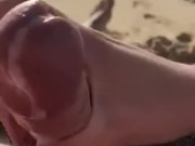 Une inconnue française me branle et me fait jouir sur la plage à la vue de tous