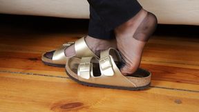 Minimalistic Nylon Moments – Dangling & Shoeplay