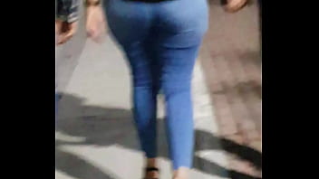 Hermosas nalgas en pantalon azul caminando  esta bien buenota...(1a parte)