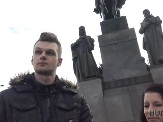 HUNT4K. Cocu regarde comment sa copine gicle grâce à un riche baiseur