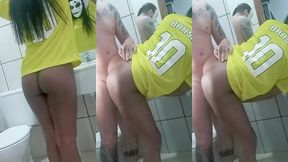 tava com tesao vendo minha pequena chupa sua amiga nu aguentei come a amiguinha dela no joga da selecao copa du mundo