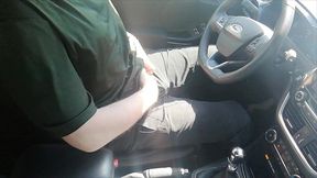 kleiner penis im kafig beim autofahren in strumpfhose