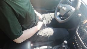 kleiner penis im kafig beim autofahren in strumpfhose
