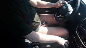 kleiner penis im kafig beim autofahren in strumpfhose