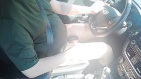 kleiner penis im kafig beim autofahren in strumpfhose