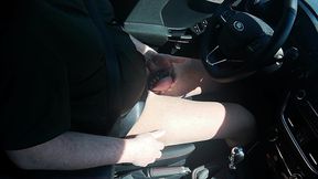 kleiner penis im kafig beim autofahren in strumpfhose